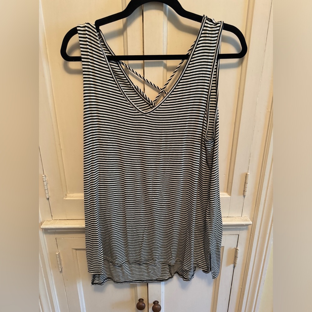 Women’s sz M black and white cross cross back tank